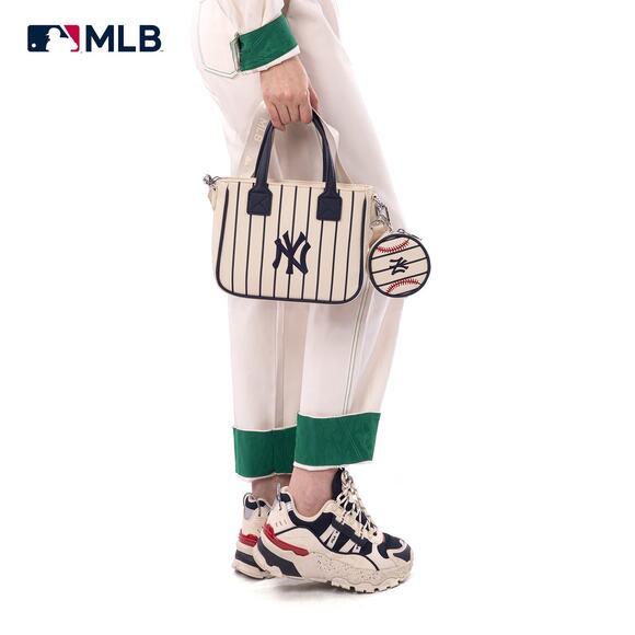 MLB New York Yankees Stripe Small Tote/Crossbody w/ Coin Pouch *Brand NEW* - Picture 4 of 6